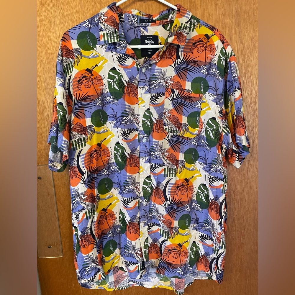 Artistry in Motion size XL Vacay vibes! Relaxed fit men’s button down tropical
